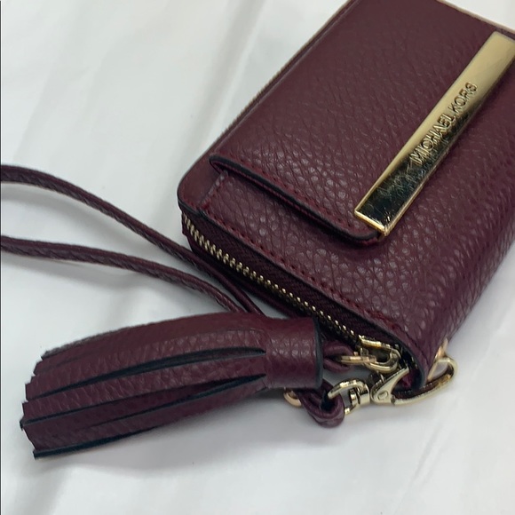 NWOT MICHEAL KORS Wallet Wristlet w/Tassel zip - Picture 2 of 4